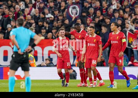 Liverpool-Mittelfeldspieler Alexis Mac Allister (10) erzielt ein TOR 1-0 und feiert mit Liverpool-Verteidiger Ibrahima Konate (5) Liverpool-Verteidiger Trent Alexander-Arnold (66) Liverpool-Verteidiger Virgil van Dijk (4) während des Spiels Liverpool FC gegen Bologna FC UEFA Champions League Runde 1 in Anfield, Liverpool, England, Vereinigtes Königreich am 2. Oktober 2024 Credit: Every Second Media/Alamy Live News Stockfoto