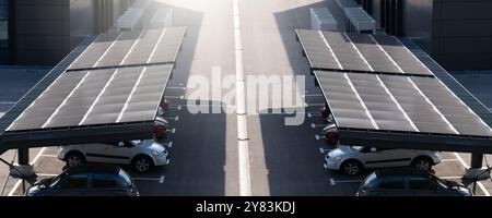 Parkplatz mit Sonnenkollektoren auf dem Dach. Stockfoto