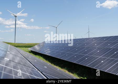 Solarpaneele und Windturbinen auf einem Feld. Nachhaltige Energie. Stockfoto