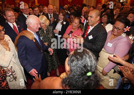 König Karl III. Reagiert, als der ehemalige samoanische Rugbyspieler Freddie Tuilagi während eines Empfangs im St. James's Palace in London tanzt, um die Commonwealth Diaspora zu feiern, bevor die Regierungschefs des Commonwealth in Samoa zusammentreffen. Bilddatum: Mittwoch, 2. Oktober 2024. Stockfoto