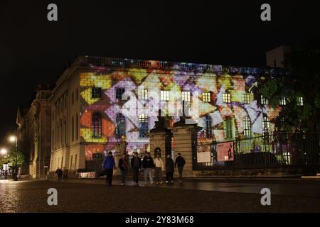 Berlin, Deutschland. Oktober 2024. An der Humboldt-Universität findet die Kostümprobe für das Lichterfest statt. Unter dem Motto „Celebrating Freedom“ wird das Festival vom 4. Bis 13. Oktober 2024 zwischen 19:00 und 23:00 Uhr an 50 Orten präsentiert. Quelle: Jörg Carstensen/dpa/Alamy Live News Stockfoto