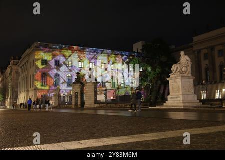 Berlin, Deutschland. Oktober 2024. An der Humboldt-Universität findet die Kostümprobe für das Lichterfest statt. Unter dem Motto „Celebrating Freedom“ wird das Festival vom 4. Bis 13. Oktober 2024 zwischen 19:00 und 23:00 Uhr an 50 Orten präsentiert. Quelle: Jörg Carstensen/dpa/Alamy Live News Stockfoto