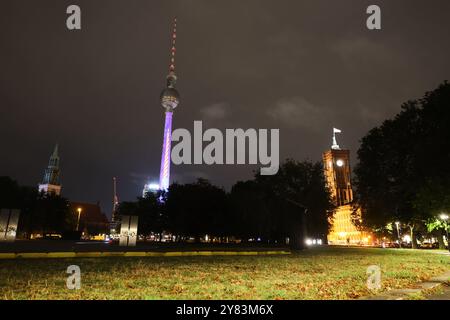 Berlin, Deutschland. Oktober 2024. Die Kostümprobe für das „Festival of Lights“ findet am Fernsehturm statt. Unter dem Motto „Celebrating Freedom“ wird das Festival vom 4. Bis 13. Oktober 2024 zwischen 19:00 und 23:00 Uhr an 50 Orten präsentiert. Quelle: Jörg Carstensen/dpa/Alamy Live News Stockfoto