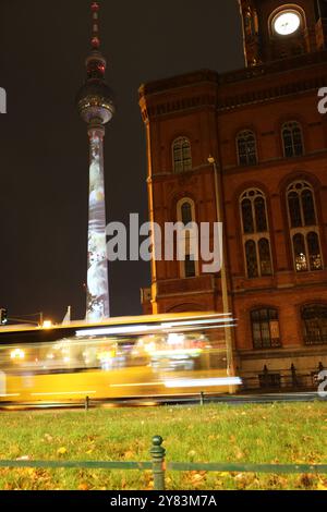 Berlin, Deutschland. Oktober 2024. Die Kostümprobe für das „Festival of Lights“ findet am Fernsehturm statt. Unter dem Motto „Celebrating Freedom“ wird das Festival vom 4. Bis 13. Oktober 2024 zwischen 19:00 und 23:00 Uhr an 50 Orten präsentiert. Quelle: Jörg Carstensen/dpa/Alamy Live News Stockfoto