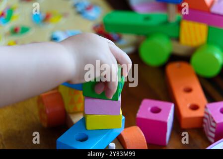 Bunte Holzspielzeuge: Eine Nahaufnahme eines Spielkindes Stockfoto