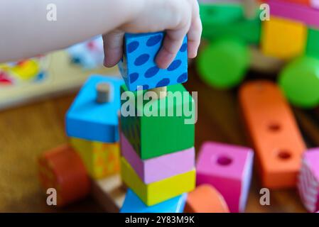 Bunte Holzspielzeuge: Eine Nahaufnahme eines Spielkindes Stockfoto