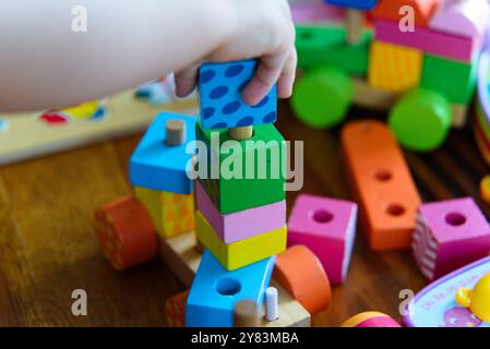 Bunte Holzspielzeuge: Eine Nahaufnahme eines Spielkindes Stockfoto