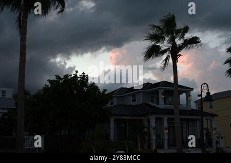 Horizontaler Blick auf Palmen in Richtung St. Pete Beach, FL in Richtung Golf von Mexiko. Nahe Sonnenuntergang am späten Nachmittag. Goldene bunte Wolken Stockfoto