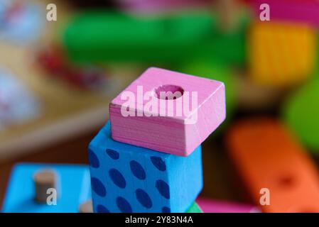 Bunte Holzspielzeuge: Eine Nahaufnahme eines Spielkindes Stockfoto