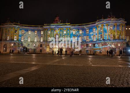 Berlin, Deutschland. Oktober 2024. An der Humboldt-Universität findet die Kostümprobe für das Lichterfest statt. Unter dem Motto „Celebrating Freedom“ wird das Festival vom 4. Bis 13. Oktober 2024 zwischen 19:00 und 23:00 Uhr an 50 Orten präsentiert. Quelle: Jörg Carstensen/dpa/Alamy Live News Stockfoto