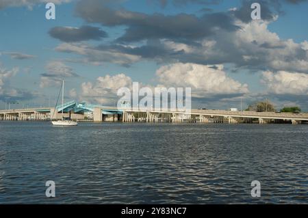 Blick von der Intercoastal in Richtung blau geöffneter Corey Causeway Zugbrücke. Zwei Segelboote in der Mitte und andere Boote, die unter der Brücke fahren. Geschwollenes Stockfoto