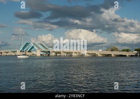 Blick von der Intercoastal in Richtung blau geöffneter Corey Causeway Zugbrücke. Zwei Segelboote in der Mitte und andere Boote, die unter der Brücke fahren. Geschwollenes Stockfoto