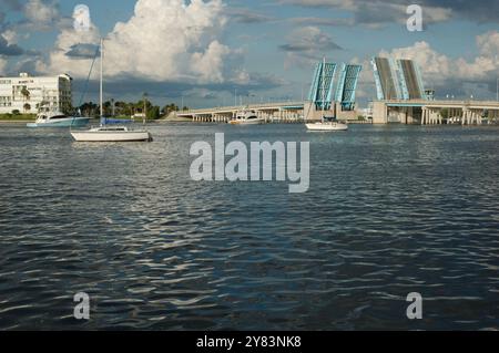 Blick von der Intercoastal in Richtung blau geöffneter Corey Causeway Zugbrücke. Zwei Segelboote in der Mitte und andere Boote, die unter der Brücke fahren. Geschwollenes Stockfoto