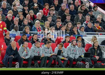 Liverpool Head Coach Manager Arne Slot Hand am Kinn auf der Ersatzbank mit Liverpool Stürmer Diogo Jota (20) Liverpool Verteidiger Joe Gomez (2) Liverpool Torhüter Caoimhin Kelleher (62) Liverpool Mittelfeldspieler Curtis Jones (17) während des Spiels Liverpool FC gegen Bologna FC UEFA Champions League Runde 1 in Anfield, Liverpool, England, Vereinigtes Königreich am 2. Oktober 2024 Credit: Jede zweite Media/Alamy Live News Stockfoto