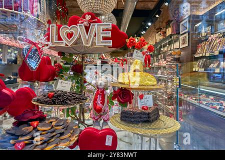 Schaufenster des Süßwarengeschäfts im Stadtzentrum. Barcelona, Spanien Stockfoto