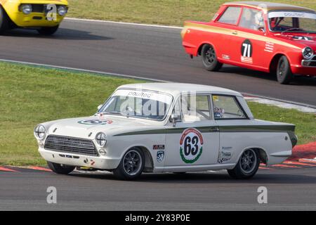 Tim Abbott in seinem Ford Lotus Cortina während des Classic Touring Car Racing Club Rennens 2023 in Snetterton, Norfolk, Großbritannien Stockfoto