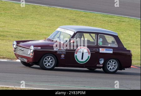 Luc Wilson fuhr 1963 in Austin A40 während des Classic Touring Car Racing Club Rennens 2023 in Snetterton, Norfolk, Großbritannien. Stockfoto