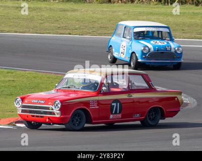 Ian Thompson 1965 in seinem Ford Lotus Cortina während des Classic Touring Car Racing Club Rennens 2023 in Snetterton, Norfolk, Großbritannien. Stockfoto
