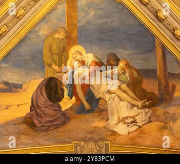 VOGHERA, ITALIEN - 12. SEPTEMBER 2024: Das Fresko von Pieta in Domo - Collegiata di San Lorenzo von Luigi Morgari (1906 - 1908). Stockfoto