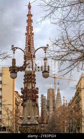 Blick auf die Sagrada Familia von der Antonio Gaudi Avenue, Barcelona Stockfoto