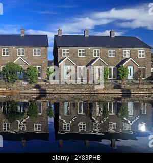 Hübsche Terrasse mit Hütten, Brecon Kanal Becken. Herbst Bis Oktober Stockfoto