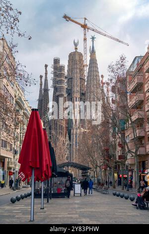 Blick auf die Sagrada Familia von der Antonio Gaudi Avenue, Barcelona Stockfoto