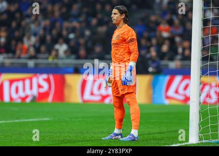 Yann Sommer vom FC Internazionale sieht sich während der UEFA Champions League 2024/25 League-Phase, dem Fußballspiel des FC Internazionale gegen den FC Crvena Zvezda im San Siro Stadium an. Endpunktzahl; Inter 4: 0 Crvena Zvezda. Stockfoto