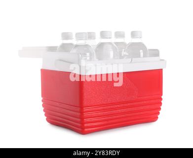 Viele Flaschen Wasser in Kühlbox isoliert auf weiß. Kühlschrank für unterwegs Stockfoto