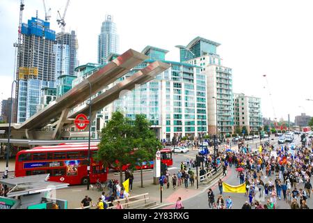 Während der COVID-Pandemie kommt ein Protest mit einem Anti-Urlaubspanner an der Station Vauxhall in London vorbei. Stockfoto