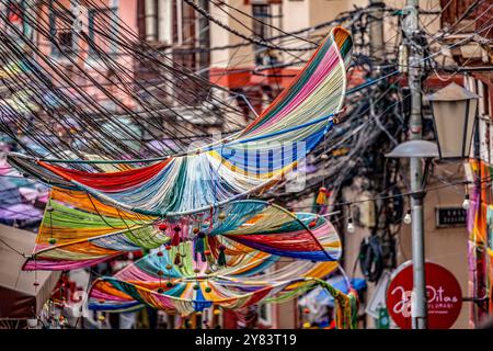 Farbenfrohe Straßenausstellung auf dem Hexenmarkt in La Paz, Bolivien Stockfoto