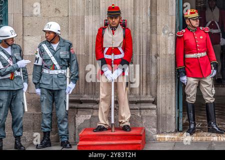 Zeremonienwache und Militärpolizei vor dem Präsidentenpalast (Palacio Quemada) in Plaza Murillo, La Paz, Bolivien Stockfoto