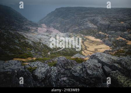 Ein Panoramablick auf die Berge der Serra da Estrela in Portugal bei stürmischem Wetter mit dramatischem Himmel und rauem Gelände. Stockfoto
