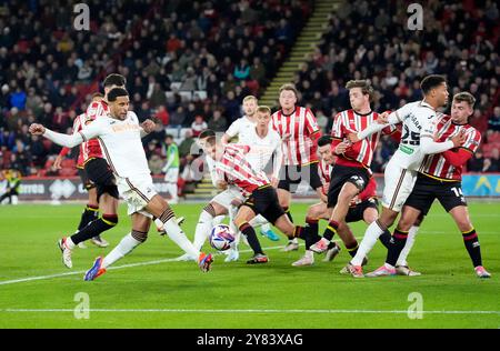 Ben Cabango (links) von Swansea City hat beim Sky Bet Championship Match in der Bramall Lane, Sheffield, einen Torschuss. Bilddatum: Mittwoch, 2. Oktober 2024. Stockfoto