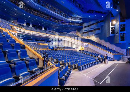 International Convention Centre, Birmingham, Großbritannien. Montag, 30. September 2024. Der zweite Tag der Konservativen Parteikonferenz. Der Konferenzsaal steht vor der Fragestunde für den Führungskandidaten leer. Stockfoto