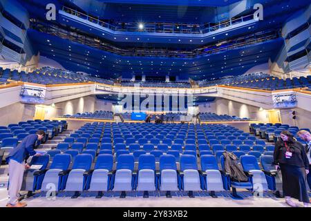 International Convention Centre, Birmingham, Großbritannien. Montag, 30. September 2024. Der zweite Tag der Konservativen Parteikonferenz. Der Konferenzsaal steht vor der Fragestunde für den Führungskandidaten leer. Stockfoto