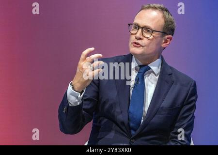 International Convention Centre, Birmingham, Großbritannien. Montag, 30. September 2024. Der zweite Tag der Konservativen Parteikonferenz. Veranstaltung – Treffen mit den Führungskandidaten sah, wie der Schattenminister für Sicherheit Tom Tugendhat Fragen von den Konferenzteilnehmern beantwortet hat. Stockfoto