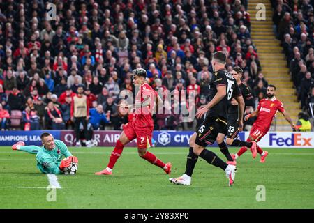 Liverpool, Großbritannien. Oktober 2024. Łukasz Skorupski aus Bologna rettet vor Luis Diaz aus Liverpool während des UEFA Champions League - Stage Matches Liverpool gegen Bologna in Anfield, Liverpool, Vereinigtes Königreich, 2. Oktober 2024 (Foto: Craig Thomas/News Images) Credit: News Images LTD/Alamy Live News Stockfoto