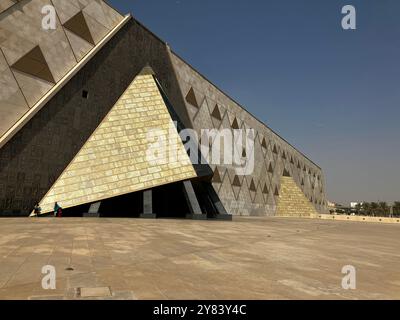 Im Grand Egyptian Museum treffen antike ägyptische Denkmäler auf modernes Design Stockfoto