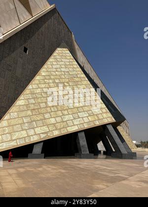 Im Grand Egyptian Museum treffen antike ägyptische Denkmäler auf modernes Design Stockfoto