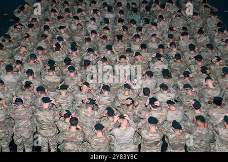 Fayetteville, North Carolina, USA. September 2024. Soldaten, die dem John F. Kennedy Special Warfare Center and School der US Army zugewiesen wurden, tragen ihre grünen Baskenmützen zum ersten Mal während einer Abschlussfeier und Regimentsformation am Crown Theater in Fayetteville, North Carolina, am 19. September 2024. Die Zeremonie markierte den Abschluss des Qualifikationskurses der Special Forces, bei dem Soldaten die Ehre verdienten, die grüne Baskenmütze, die offizielle Kopfbedeckung der Special Forces, zu tragen. (Kreditbild: © U.S. Army/ZUMA Press Wire) NUR REDAKTIONELLE VERWENDUNG! Nicht für kommerzielle ZWECKE! Stockfoto