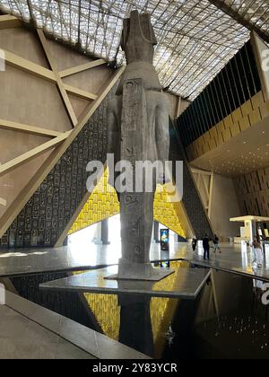 Im Grand Egyptian Museum treffen antike ägyptische Denkmäler auf modernes Design Stockfoto