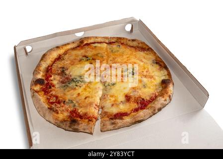 Pizza mit Tomaten und Mozzarella, in vier Scheiben geschnitten, auf einem Karton zum Mitnehmen, isoliert auf weiß, mit Schneidepfad inklusive Stockfoto