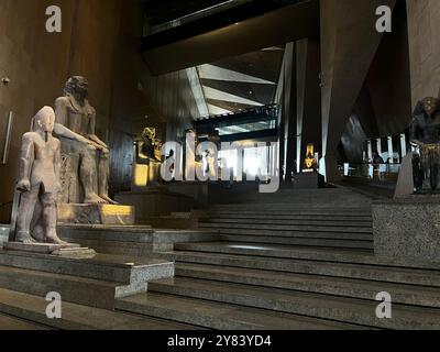 Im Grand Egyptian Museum treffen antike ägyptische Denkmäler auf modernes Design Stockfoto