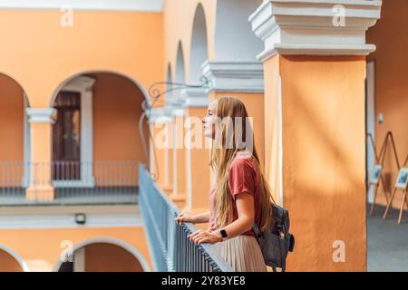 Weibliche Touristen in der Biblioteca Palafoxiana, Palafoxiana Library, Puebla, Mexiko. Kulturelle Entdeckungen, Geschichte und Reiseerfahrungskonzept Stockfoto