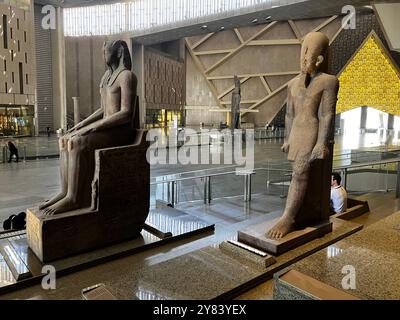 Im Grand Egyptian Museum treffen antike ägyptische Denkmäler auf modernes Design Stockfoto