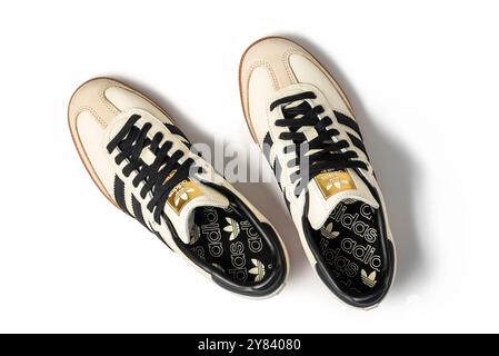 Belgrad, Serbien - 30. August 2024. Adidas Originals Samba Beige mit schwarzen Streifen. Turnschuhe Schuhe, Vintage-Sneaker-Turnschuhe. Isoliert auf weißem Hintergrund Stockfoto