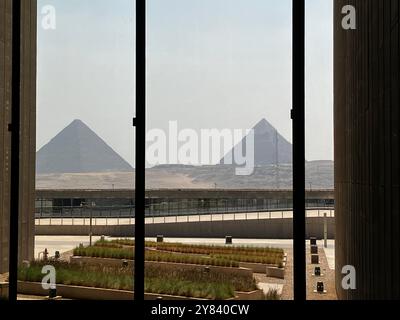 Im Grand Egyptian Museum treffen antike ägyptische Denkmäler auf modernes Design Stockfoto