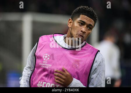 Paris, Frankreich. Oktober 2024. Real Madrids Mittelfeldspieler Jude Bellingham wärmt sich vor dem UEFA Champions League-Spiel zwischen LOSC Lille und Real Madrid CF am 2. Oktober 2024 im Pierre Mauroy Stadium in Lille auf. Foto: Firas Abdullah/ABACAPRESS. COM Credit: Abaca Press/Alamy Live News Stockfoto