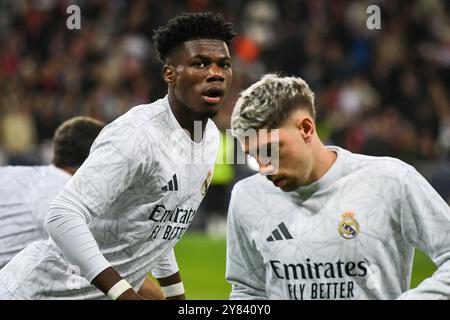 Paris, Frankreich. Oktober 2024. Real Madrids Mittelfeldspieler Aurelien Tchouameni wärmt sich vor dem UEFA Champions League-Spiel zwischen LOSC Lille und Real Madrid CF am 2. Oktober 2024 im Pierre Mauroy Stadion in Lille auf. Foto: Firas Abdullah/ABACAPRESS. COM Credit: Abaca Press/Alamy Live News Stockfoto