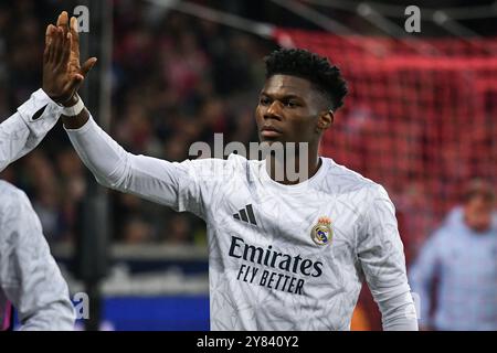 Paris, Frankreich. Oktober 2024. Real Madrids Mittelfeldspieler Aurelien Tchouameni wärmt sich vor dem UEFA Champions League-Spiel zwischen LOSC Lille und Real Madrid CF am 2. Oktober 2024 im Pierre Mauroy Stadion in Lille auf. Foto: Firas Abdullah/ABACAPRESS. COM Credit: Abaca Press/Alamy Live News Stockfoto